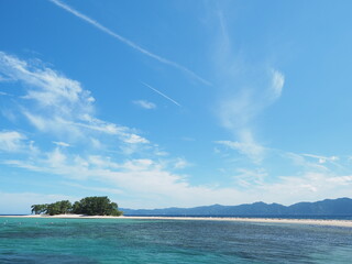 青い海と島のある風景