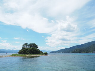 青い海と島のある風景