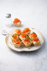 Smoked salmon tartlets with fresh dill
