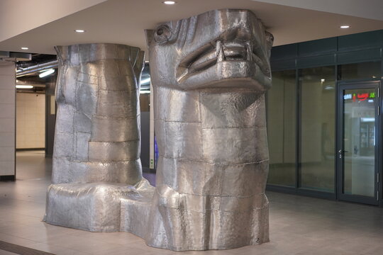Skulptur "H&ouml;llenhunde" von Waldemar Grzimek im U-Bahnhof Rathaus Steglitz in Berlin am 16.11.2023
