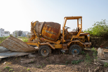 de vieux engins de chantier abandonnés sur un terrain vague d ela ville d Dakar au Sénégal en Afrique