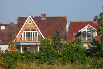 Fototapeta na wymiar Wohnhaus im Grünen, Elsfleth, Wesermarsch, Niedersachsen, Deutschland