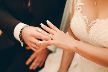 Obraz na płótnie Canvas bride and groom hands