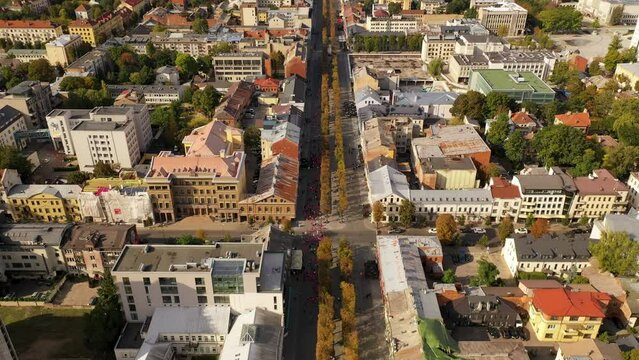 Drone footage of people running marathon i a city street