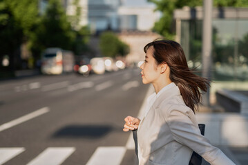 街を歩くビジネスウーマン