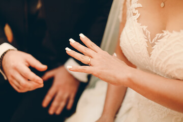 Obraz na płótnie Canvas hands of bride and groom