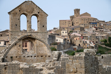 Vista del casco antiguo medieval de Ujué, Navarra, España, desde una antigua iglesia en ruinas.