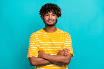 Photo portrait of attractive young man crossed arms confident dressed stylish striped yellow...