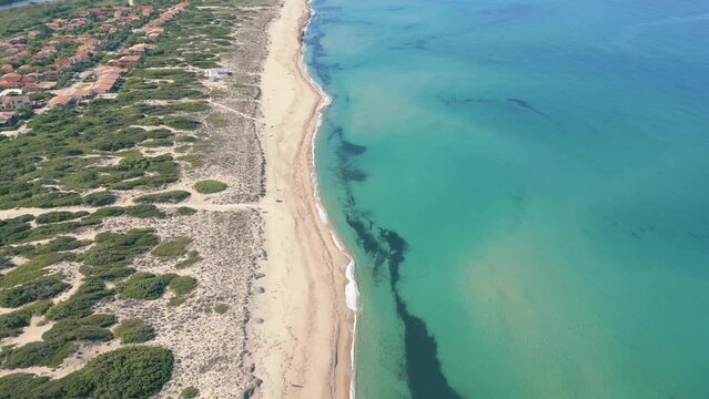 Strand auf Sardinien von Oben mit türkisblauem Meer 
