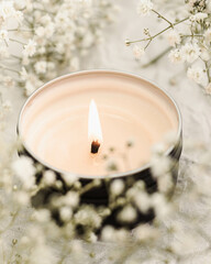 VELA EM CENARIO DELICADO FLORES