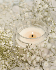 VELA EM CENARIO DELICADO FLORES