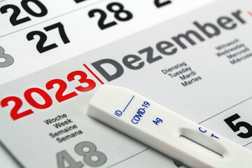 Corona Pandemie und Deutscher Kalender Dezember 2023 mit Covid-19  Antigen Test