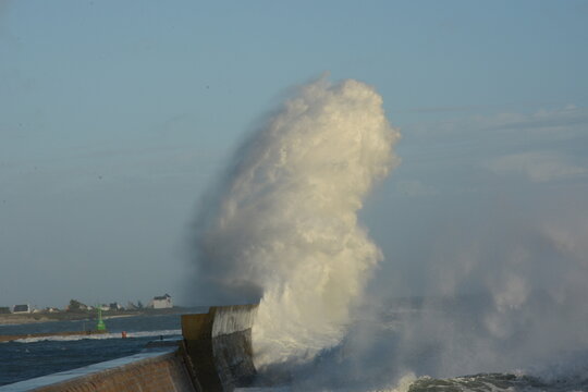 vague &eacute;norme sur le port, Bretagne