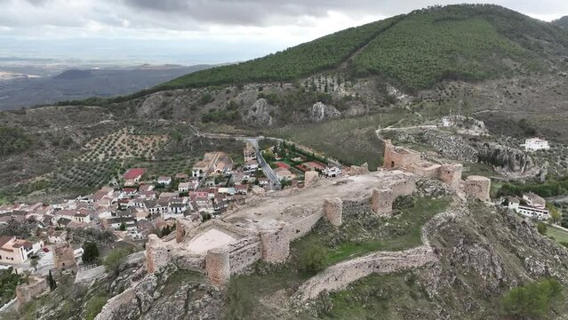vista aérea del castillo de Moclín en la provincia de Granada, España	