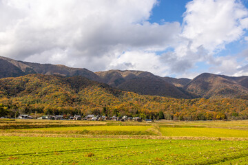 秋の紅葉に染まる滋賀県マキノ高原の美しい山々