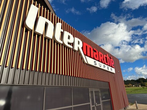 Enseigne d&rsquo;un magasin Intermarch&eacute; 