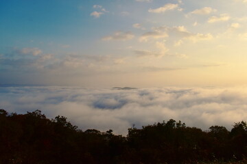 Obraz premium 高谷山 高谷山霧の海展望台 広島 日の出 雲海 