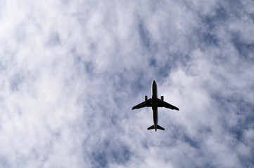 Avion dans le ciel vu de dessous