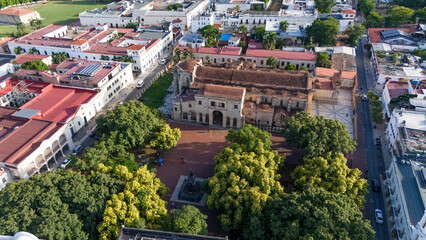 Vista aérea del Parque Colón y la Catedral Primada de América, Zona Colonial, Santo Domingo, República Dominicana.