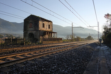 Casello ferroviario abbandonato