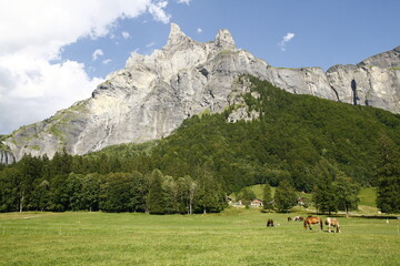 En arrivant dans le cirque du Fer-à-Cheval dans le département de la Haute-Savoie en France