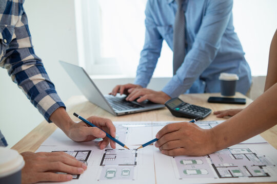 Construction engineers discuss and exchange ideas with architects to improve house plans to meet customer needs. A concept for exchange of design ideas between construction engineers and architects.