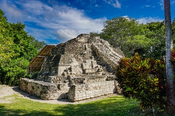 Fototapeta na wymiar Famous Mayan ruins in greenery