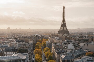 Naklejka premium Breathtaking view of Paris at dawn, with the iconic Eiffel Tower rising majestically