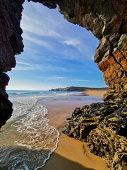 Presqu'ile de Crozon, plage de Pen Had, à Camaret, vu d'une grotte