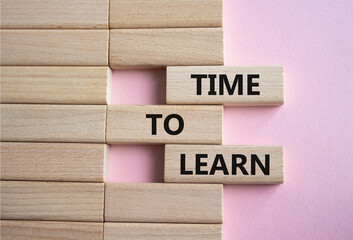 Time to learn symbol. Wooden blocks with words Time to learn. Beautiful pink background. Business and Time to learn concept. Copy space.