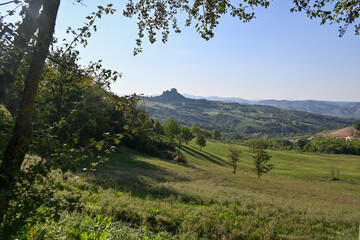 Italien-Blick zur Burg Rossena  bei Canossa -Region Emilia-Romagna
