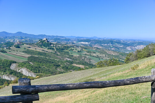 Italien-Blick zur Burg Rossena  bei Canossa -Region Emilia-Romagna