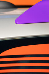 Formes graphiques métallisées couleur en bandes et pointes superposées sur plaque métal. 