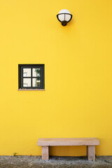 Maison de vile au mur jaune et banc de marbre sous une lanterne. Seia, Serra da Estrela, Portugal. - obrazy, fototapety, plakaty