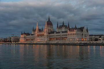 Fototapeta na wymiar Majestic Hungarian Parliament building stands against a stunning backdrop of dark clouds