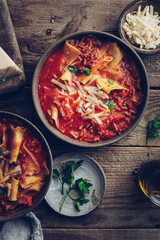 soupe de tomate et pâtes fait maison à la sauce viande hachée, lasagna soup	