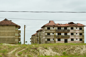 Fototapeta na wymiar Lost Place Stadt Caraorman im Donaudelta in Rumänien mit leerstehenden Häusern und Fabriken