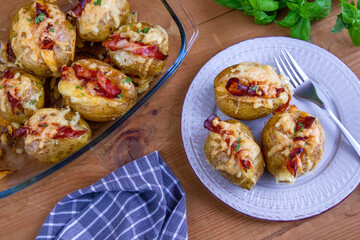 Ziemniaki pieczone z boczkiem i mozzarellą