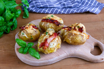 Ziemniaki pieczone z boczkiem i mozzarellą