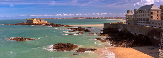 Panoramic view of Fort National and beach in beautiful Saint-Malo, Brittany, France - obrazy, fototapety, plakaty