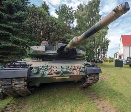 Polska Kałków ( Świętokrzyskie) 27 sierpnia 2023 godz 11:06. Czołg Leopard 1 w parku przy sanktuarium w trakcie pikniku wojskowego.