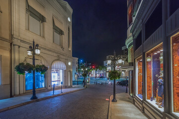 Buildings in Rodeo Drive at night