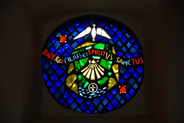 Magnifique vitrail dans l'&eacute;glise Saint-Eloi de Roscanvel en Bretagne-France