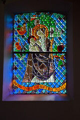 Magnifique vitrail dans l'église Saint-Eloi de Roscanvel en Bretagne-France