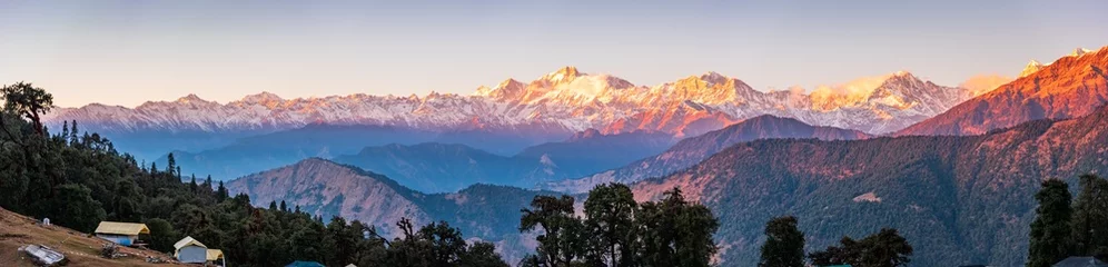 Foto op Plexiglas Panoramic view during sunset over snow cladded gangotri group mountain peaks falls in Greater Himalayas mountain range from Chopta, Uttarakhand, India. © anjali04