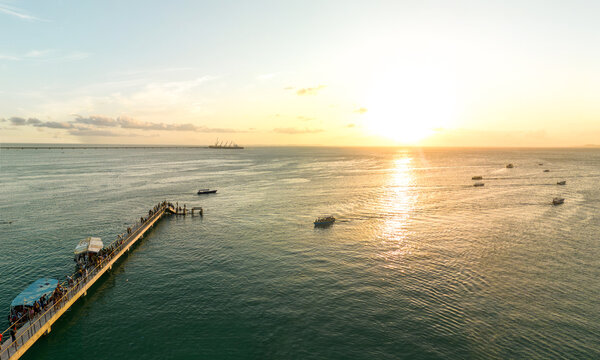 Imagem a&eacute;rea da Praia de S&atilde;o Tom&eacute; de Paripe, localizada na cidade de Salvador, no estado da Bahia, em um final de tarde de um feriado.