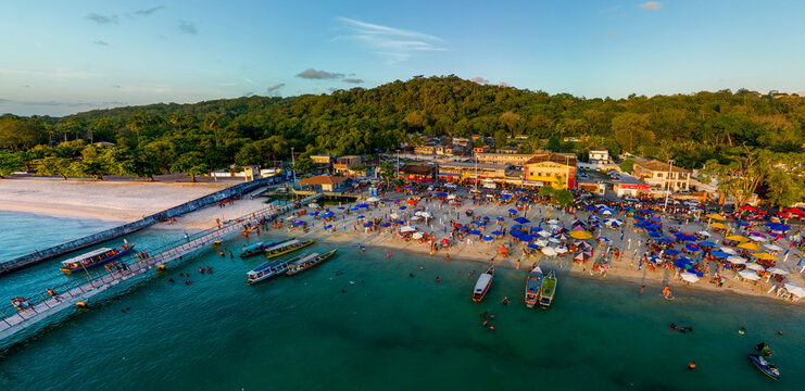Imagem a&eacute;rea da Praia de S&atilde;o Tom&eacute; de Paripe, localizada na cidade de Salvador, no estado da Bahia, em um final de tarde de um feriado.