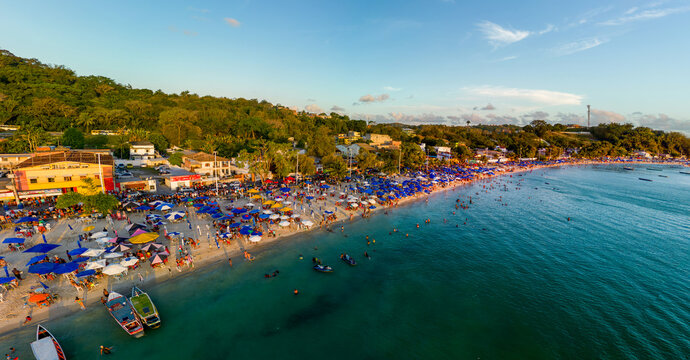 Imagem a&eacute;rea da Praia de S&atilde;o Tom&eacute; de Paripe, localizada na cidade de Salvador, no estado da Bahia, em um final de tarde de um feriado.