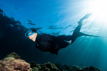 Chica joven haciendo snorkel, apnea en el mar Mediterráneo, fondos marinos.