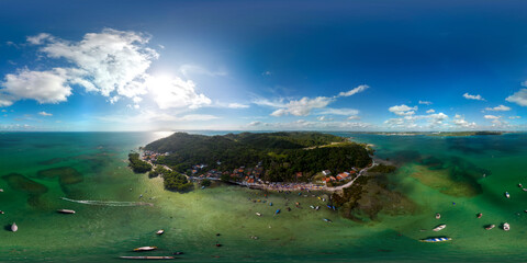 Imagem aérea em 360 graus da praia das Neves e da  em Ilha de Maré, localizada no município de...